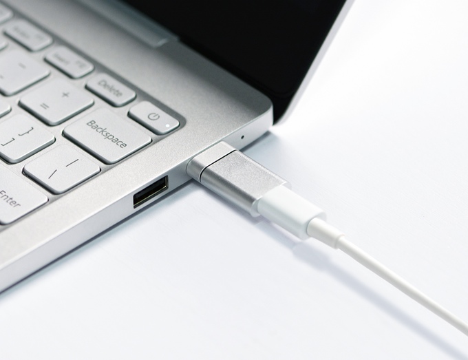 これでMagSafe化！MacBookProに装着可能な磁石式電源コネクタ「Snapnator」