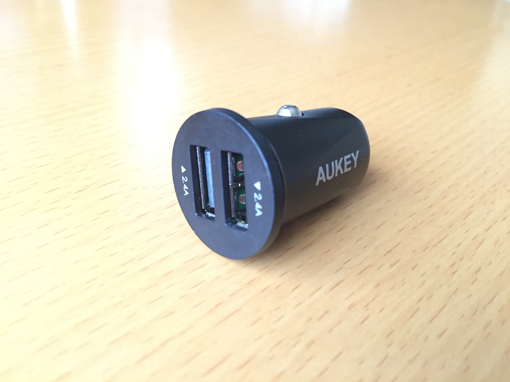 【レビュー】超小型で超軽量！急速充電に対応した「AUKEY USBカーチャージャー CC-S5」