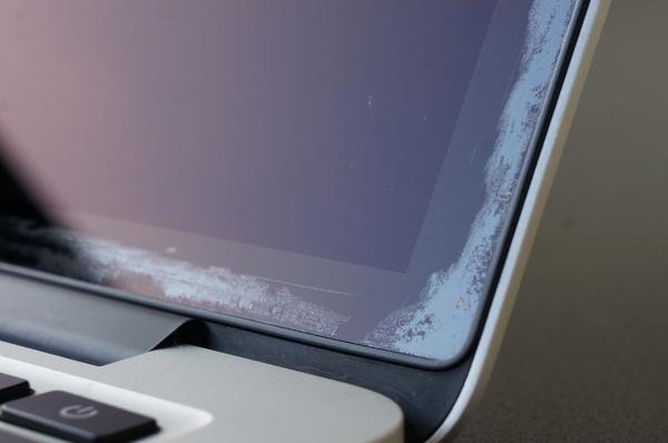 画面コーティングが剥がれたMacBook Proの写真