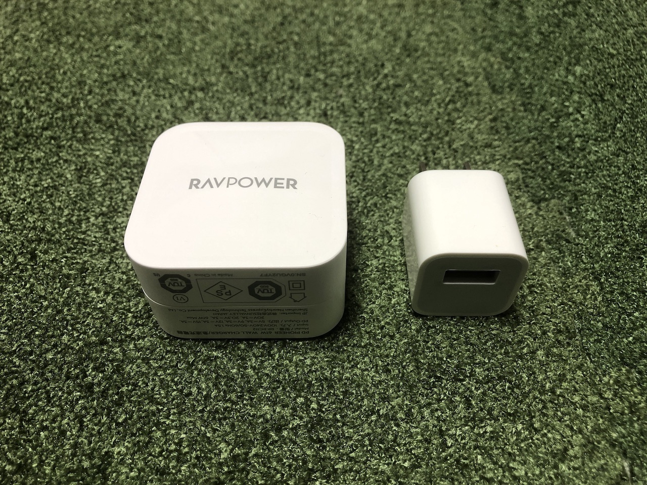 RAVPower 61W USB-C 急速充電器とAppleの5Wアダプタの比較写真
